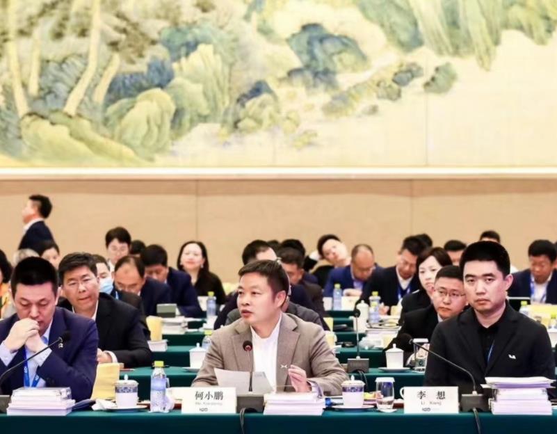 久违了！李想、李斌和何小鹏再一次被拍到同框，画面中，李斌和李想似乎在沉思着什么，