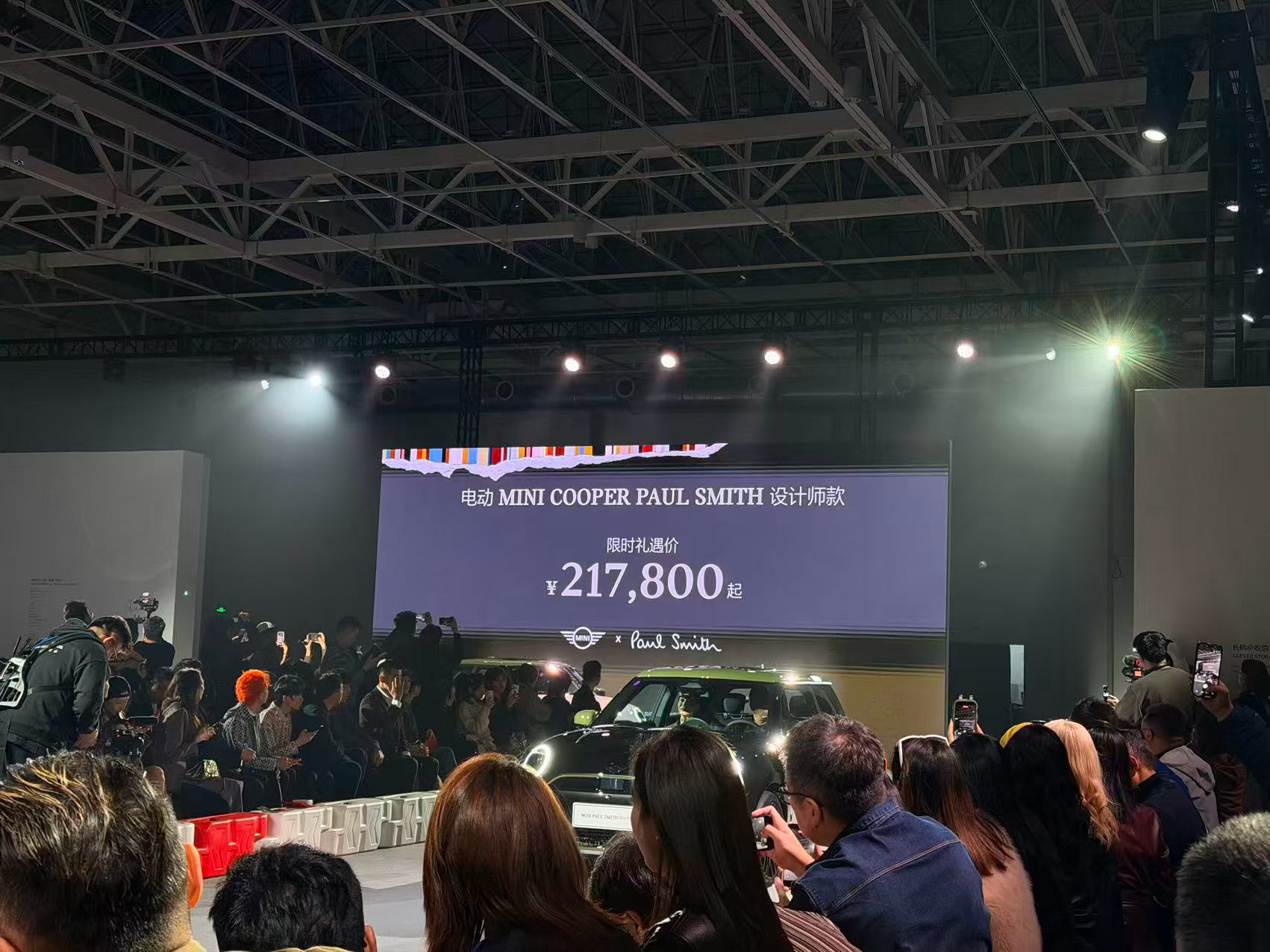 MINI携手本土时尚设计师跨界办秀，不聊参数只玩灵感。双方拒绝平庸、互相赋能，让