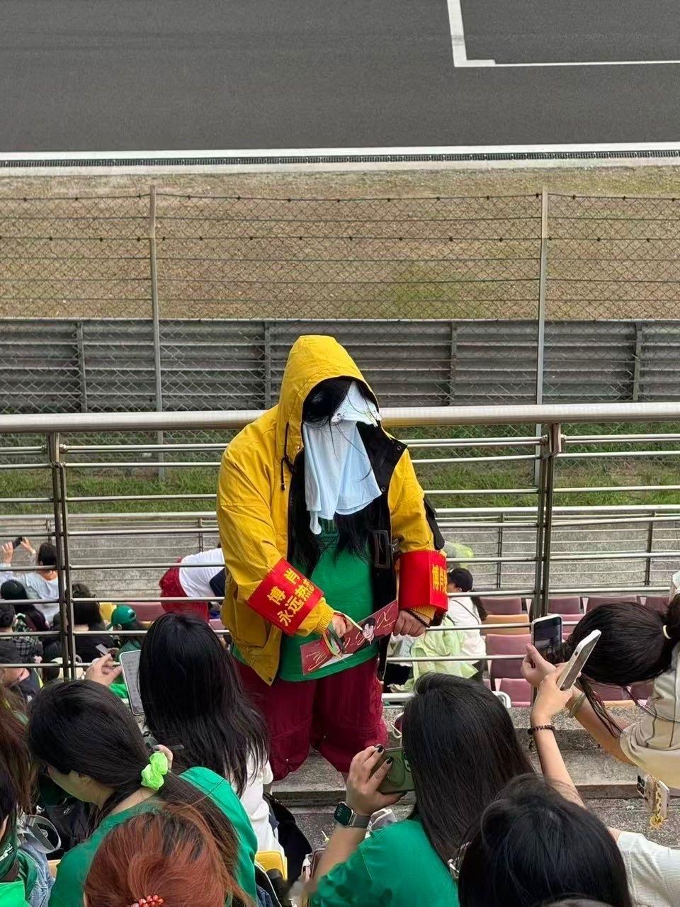 线下在唯粉面前这样做确实下头，赤裸裸的挑衅 ​​​