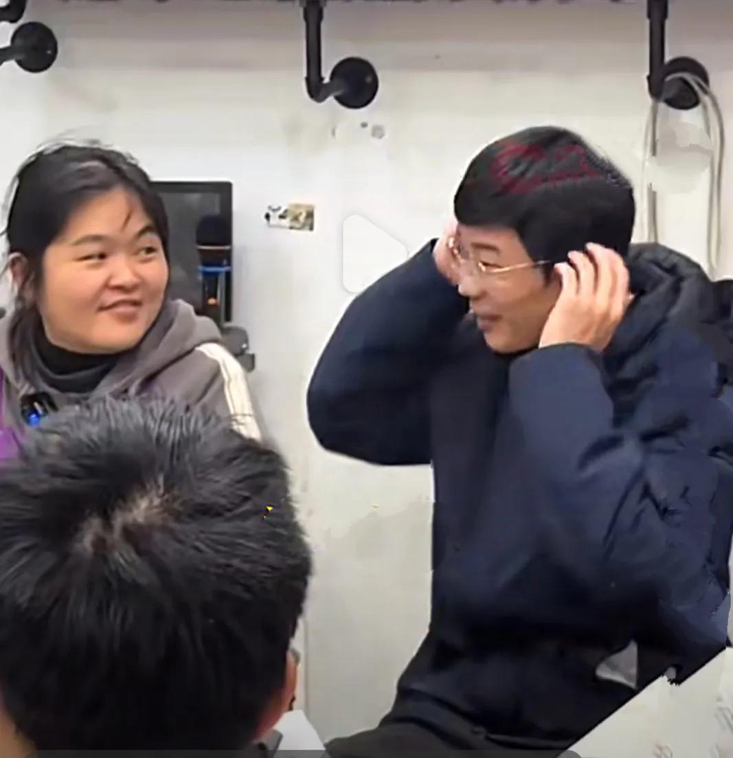 郭有才曾蹭晓华流量！这郭有才最近是不是流量少了，也来怀化找晓华理发是蹭流量，还是