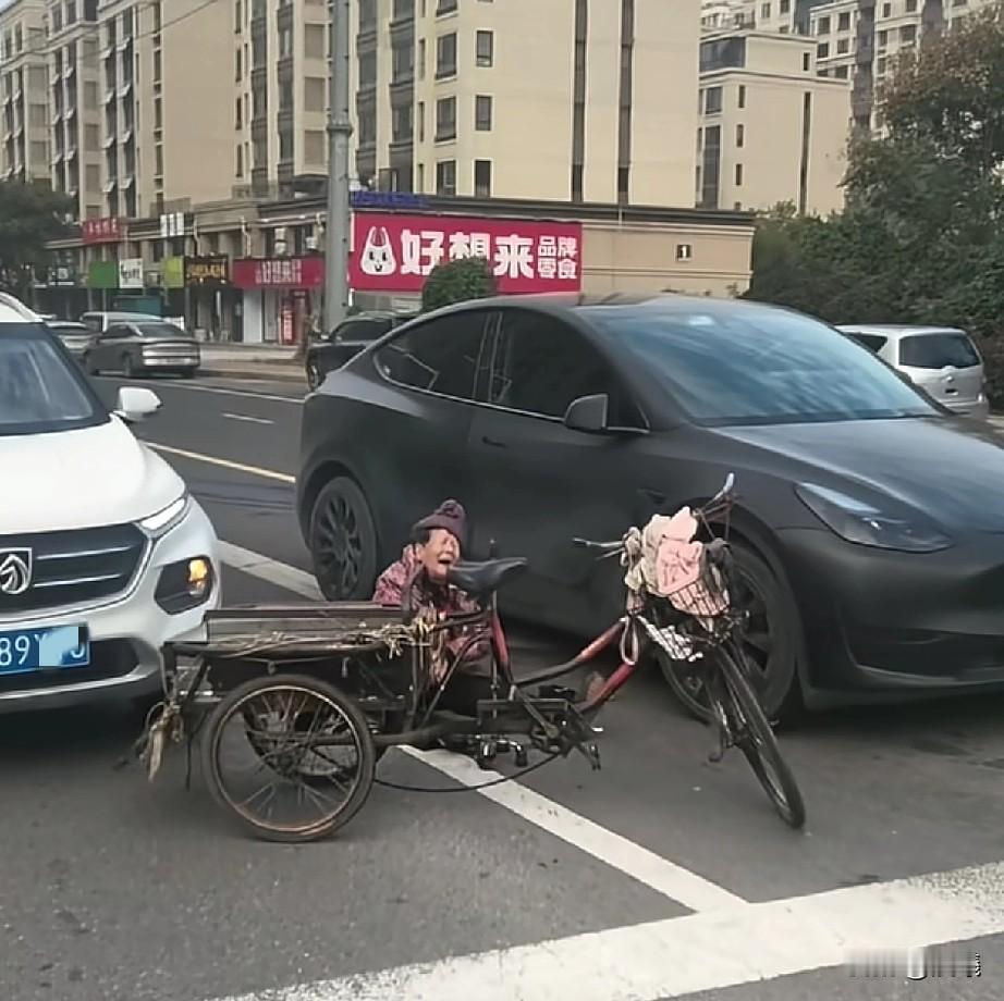 大妈坐在地上，
一边拍打着地面一边哭，
毕竟这时候，
地面肯定很凉，
子女一定要