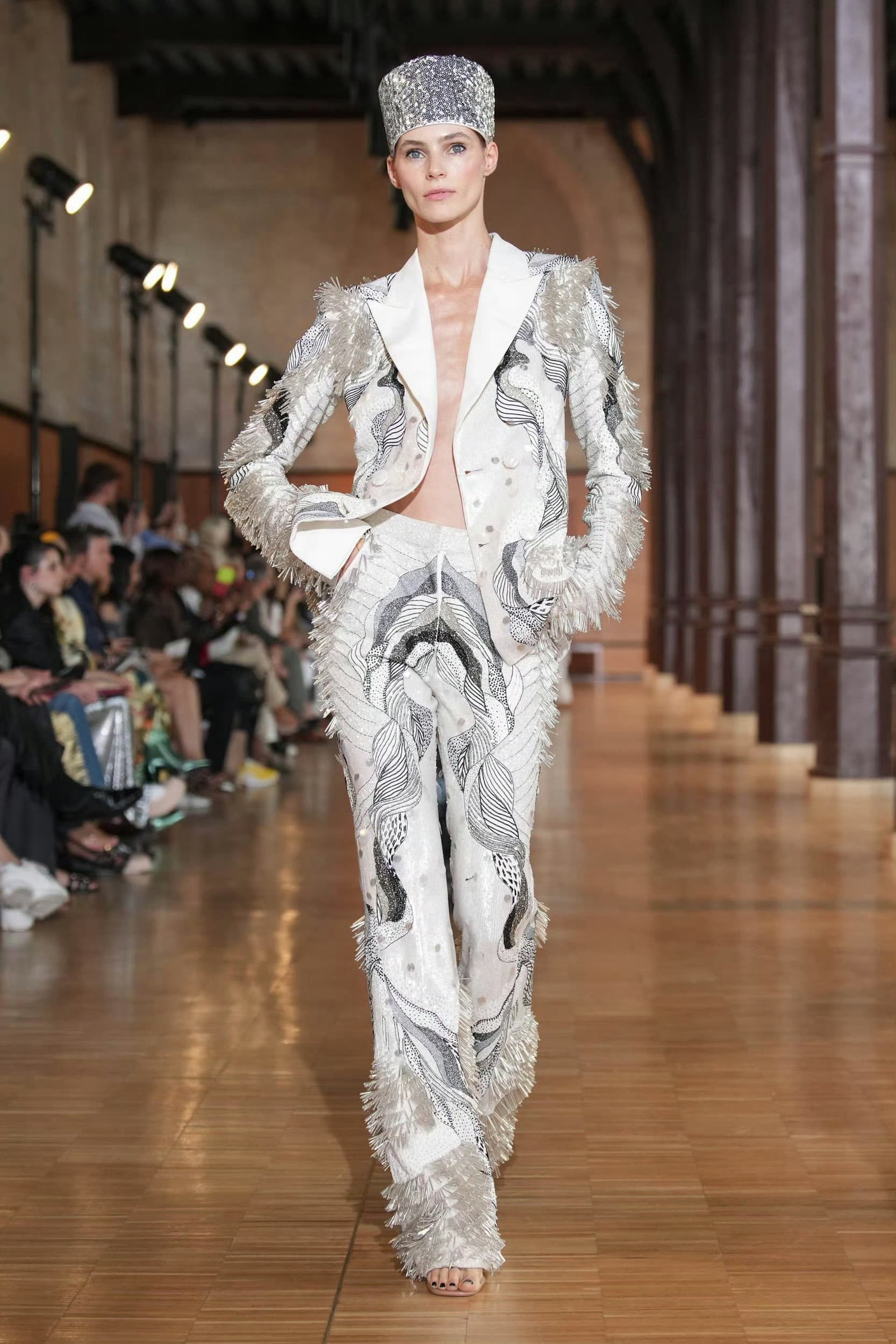 全新造型发布！刘轩丞演绎Rahul Mishra 2024秋冬高级定制系列，今晚