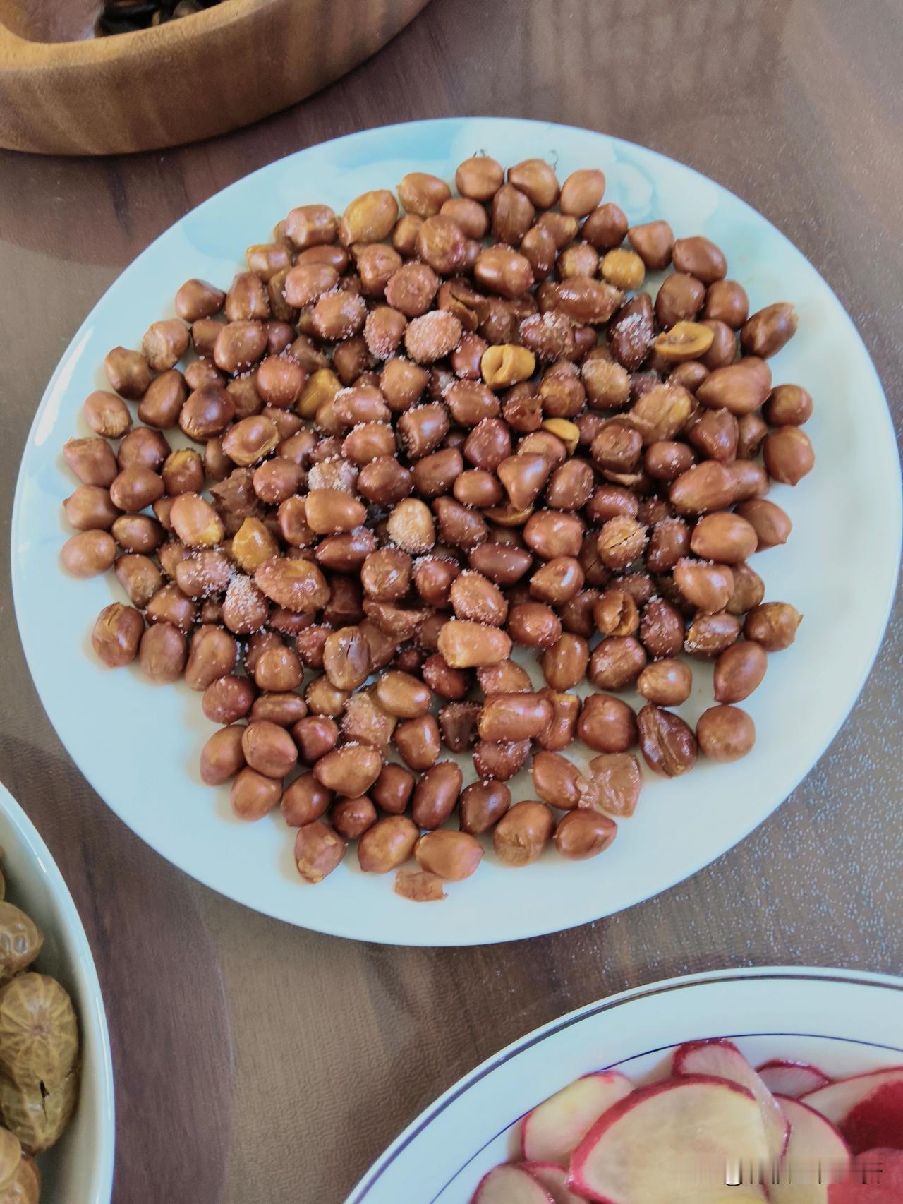三个菜，三个人生感悟。朋友聚会，我做了三个菜，一个油炸花生米，一个糖醋小萝卜，一