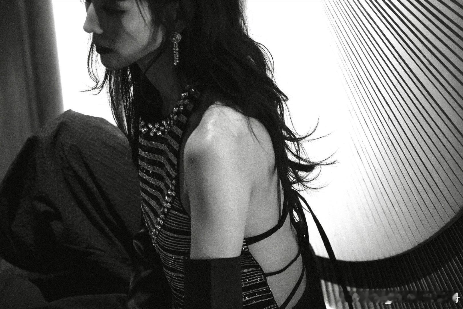 黑白色调yyds！张钧甯背杀自带高级感，松弛体态超圈粉，悬疑片之外的颜值惊喜 