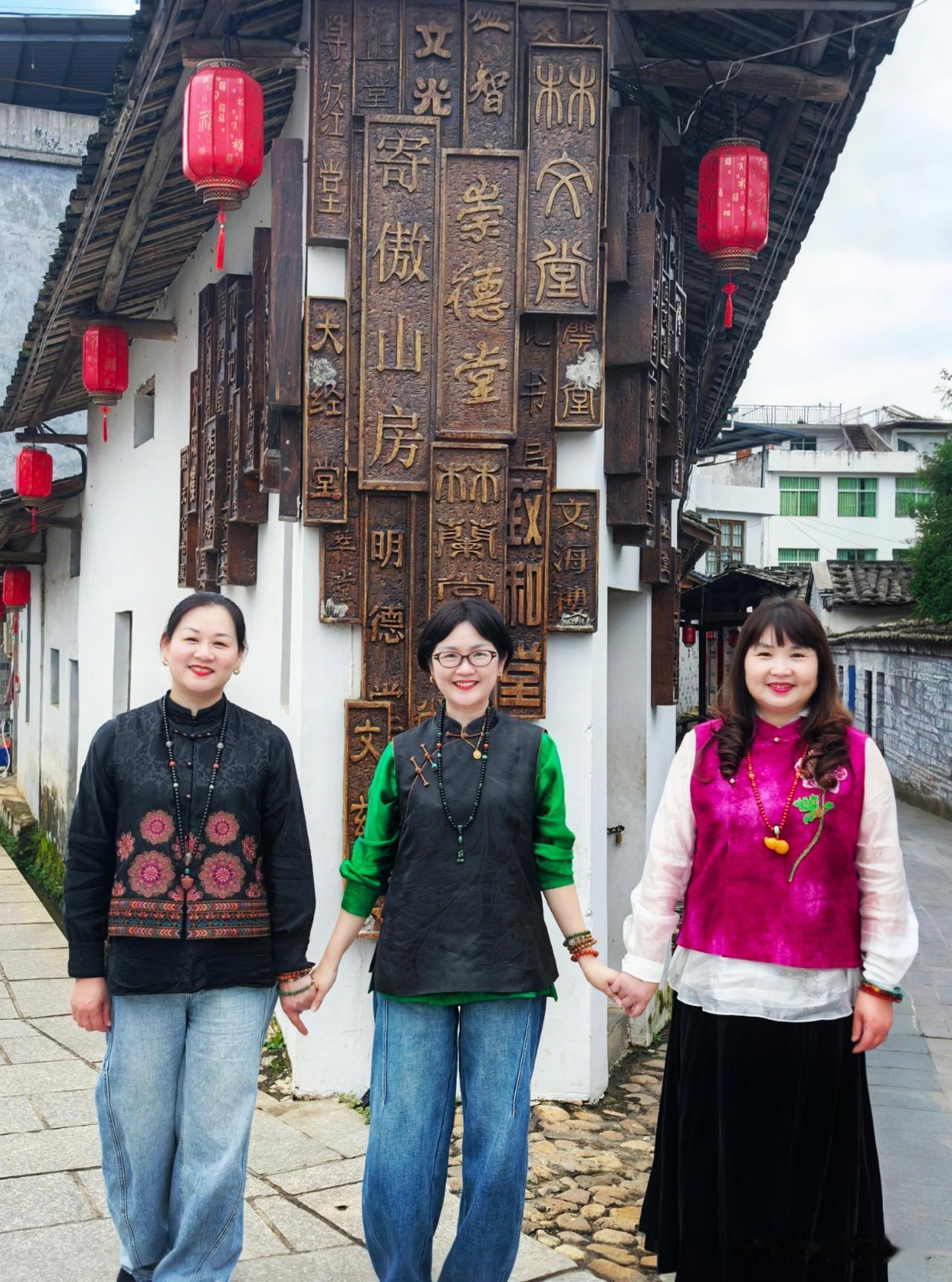 刚结婚那会儿
陈先生看着我的四大衣橱
都装得的满满当当衣服
几乎一个月都没有重样