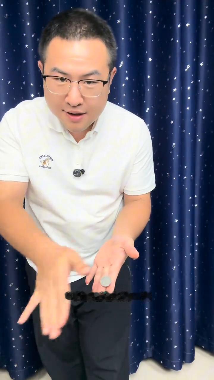 直接把哥们搞懵了。
看好了，硬币，别动，硬币呢？让他再来一次。不可能再来一次，再
