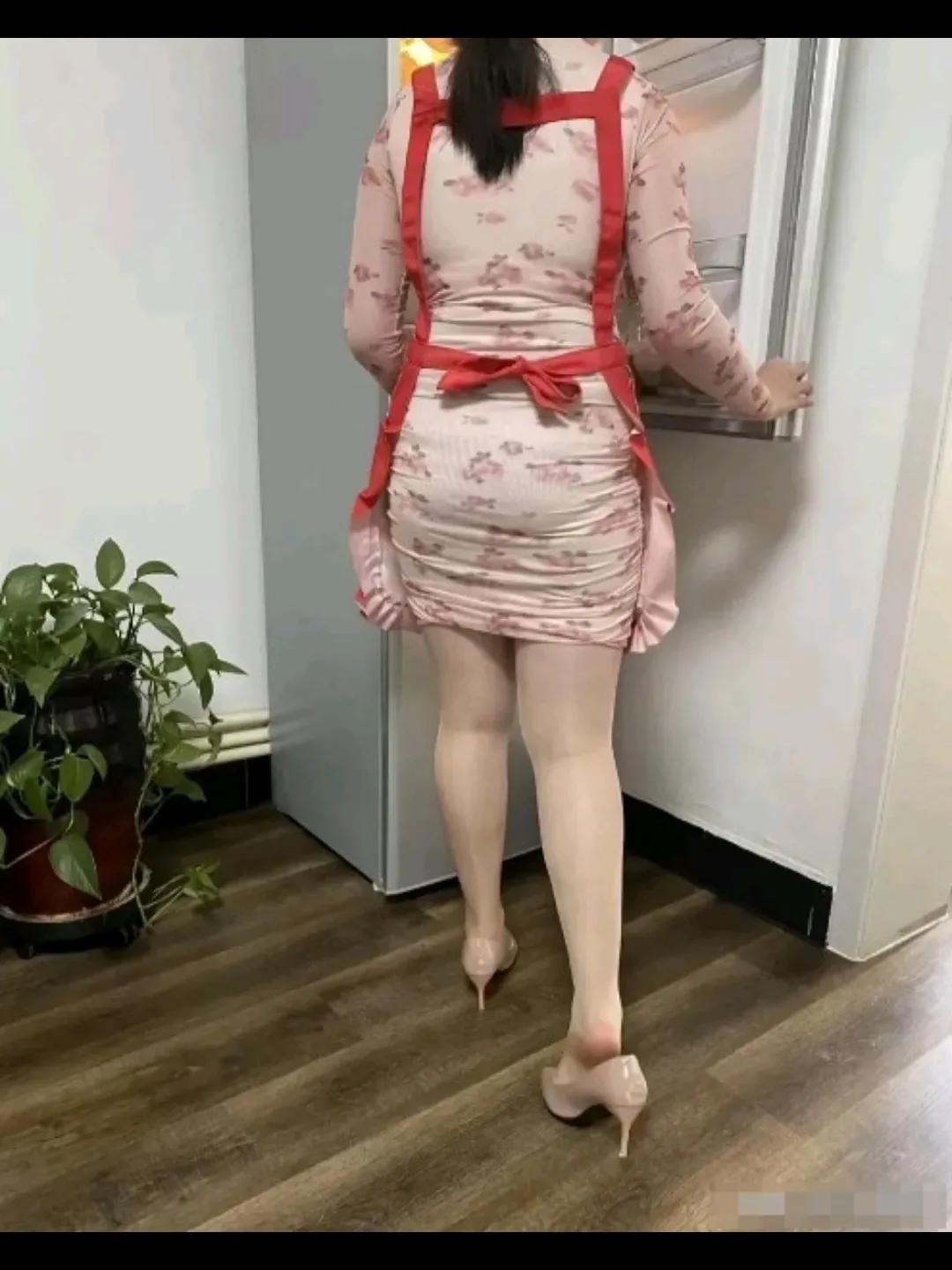 三十多岁一事无成，天天宅在家里，老爸给我找了个保姆，该说不说她卫生打扫得真干净。
