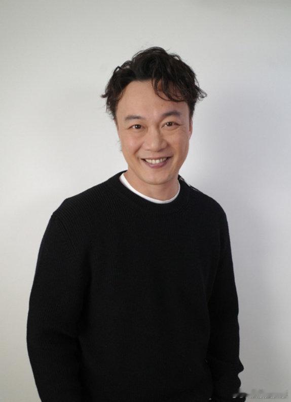 陈奕迅世界巡演重庆站宣布延期，因其中暑晕倒下巴缝合30多针。6月11日，陈奕迅方