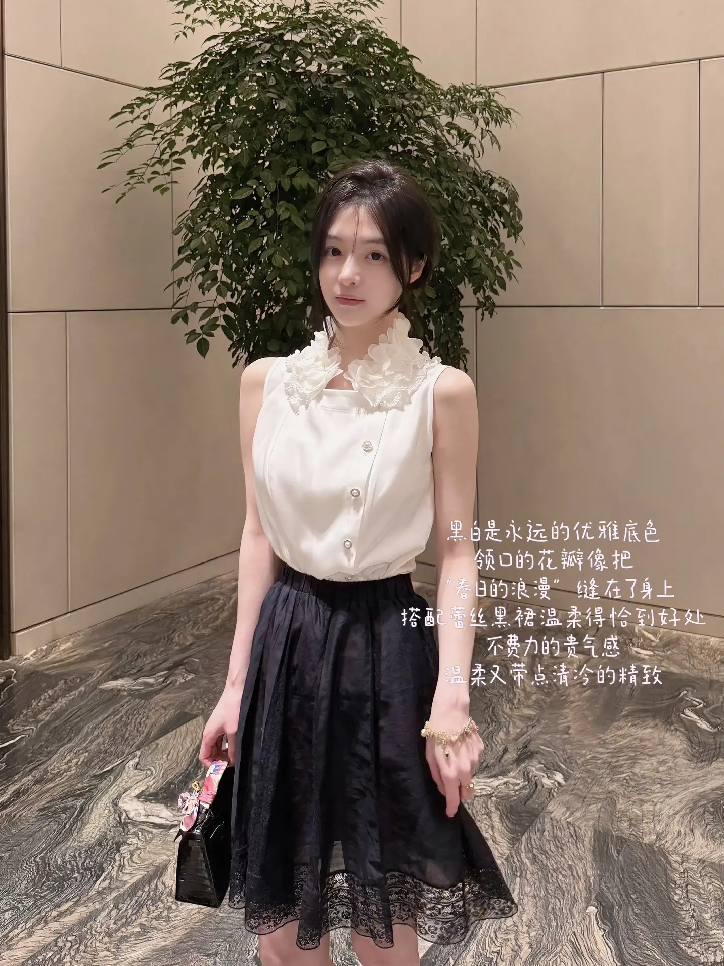 不费力的大小姐穿搭｜Cleanfit🖤。细节藏在领口和裙摆 花瓣立领...