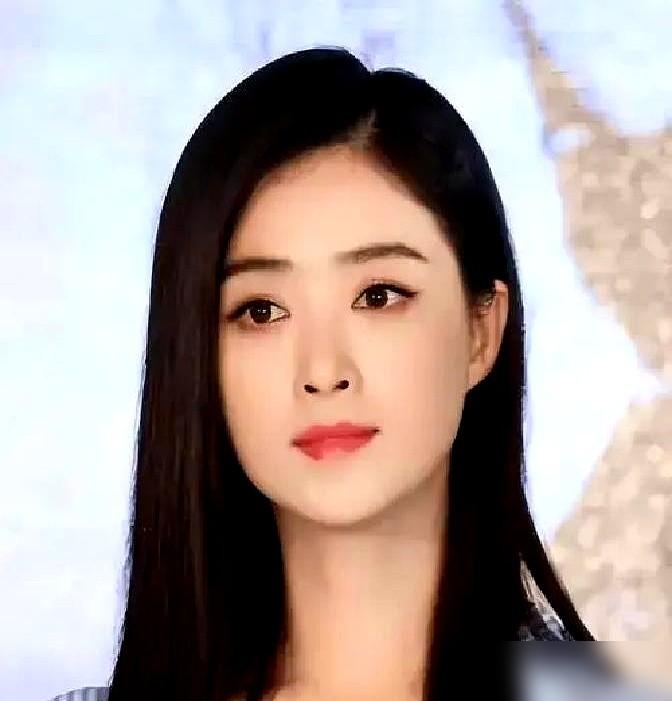 郑晓龙一开始没看上蒋欣。

他要拍《甄嬛传》，觉得蒋欣演不了华妃，身上那股跋扈劲