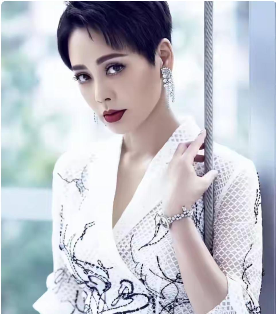 被美国父亲抛弃后，他跟母亲来到中国，靠自己成明星妈妈的依靠
娱乐