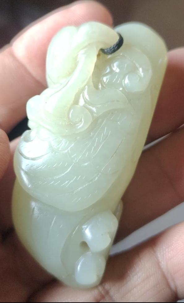 和田玉凤鸟欣赏！
同一个东西，不同的光线拍下不同的颜色，差距太大！