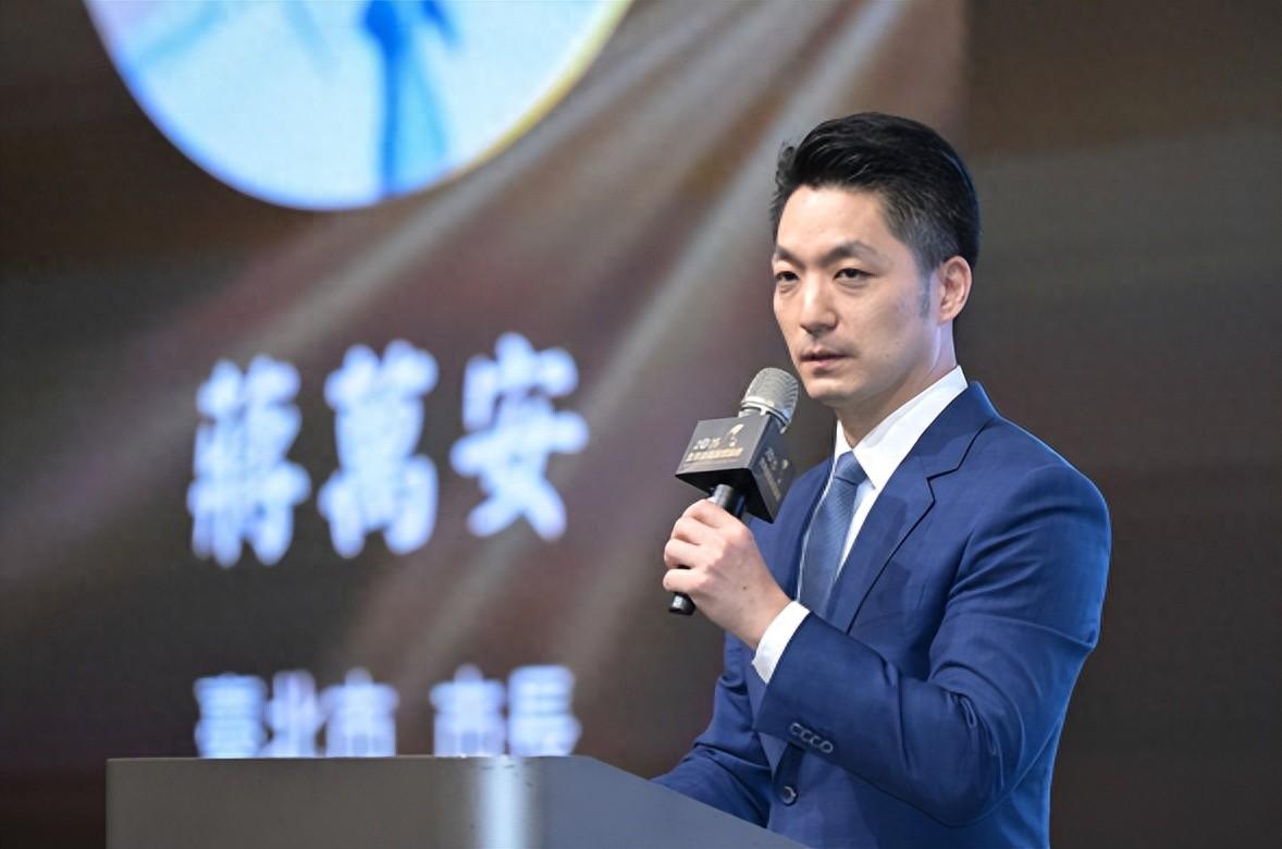 台湾资深媒体人钱怡君16日在节目中分析，国民党有两个太阳、三个太阳甚至四个太阳，