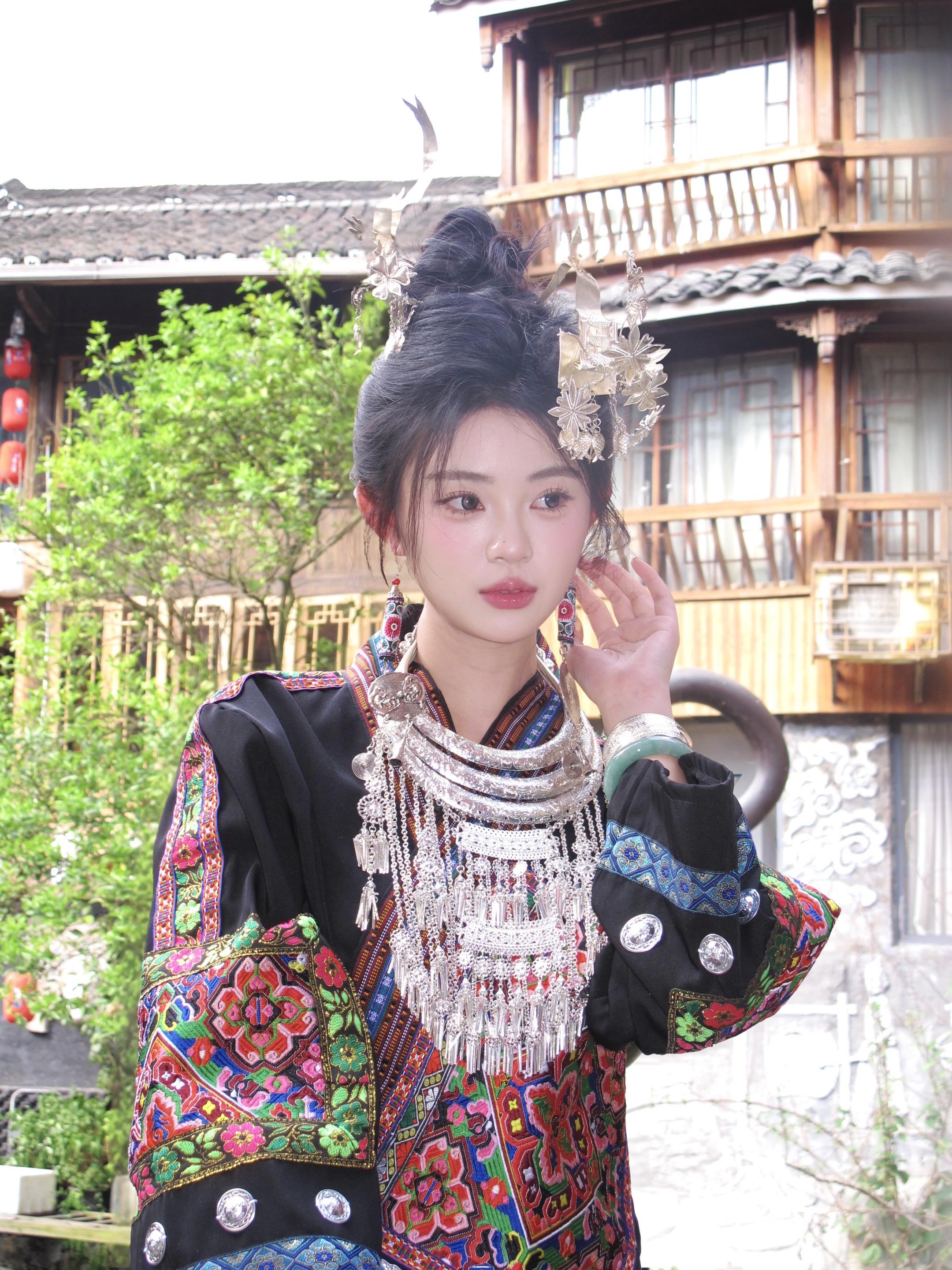 这样的老绣苗服确定还不来拍吗。