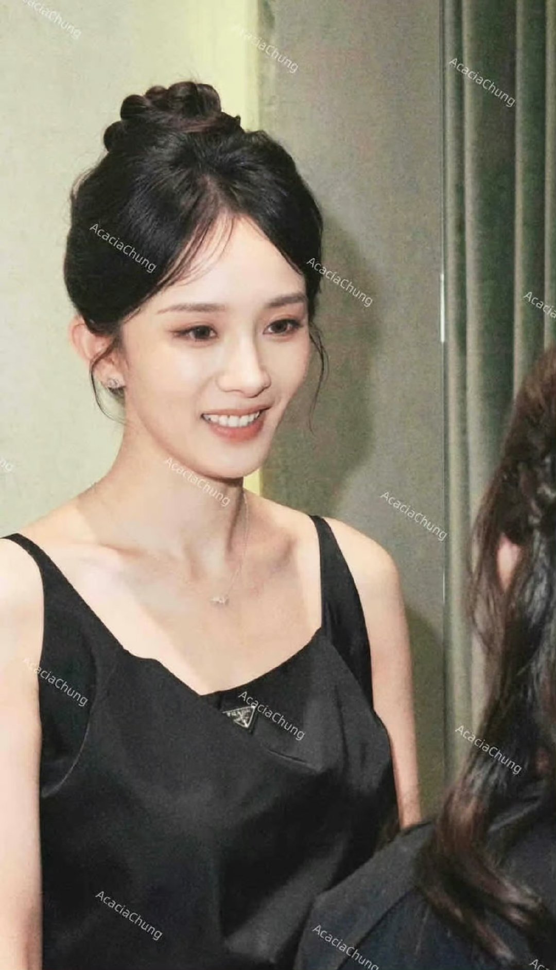 杨幂满眼爱意的看着蜜蜂 杨幂满眼爱意被杨幂的温柔狠狠击中！活动上主动护着粉丝，全