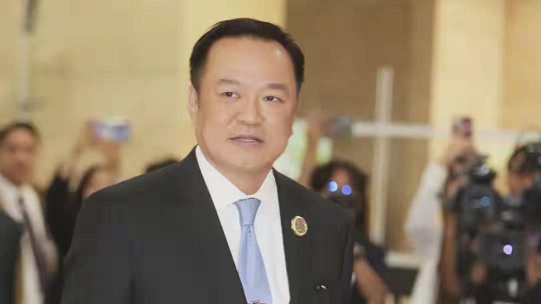 嘟嘟车里公然性交、行驶车顶后空翻、食品摊上当场排泄——这不是某部荒诞电影，而是2