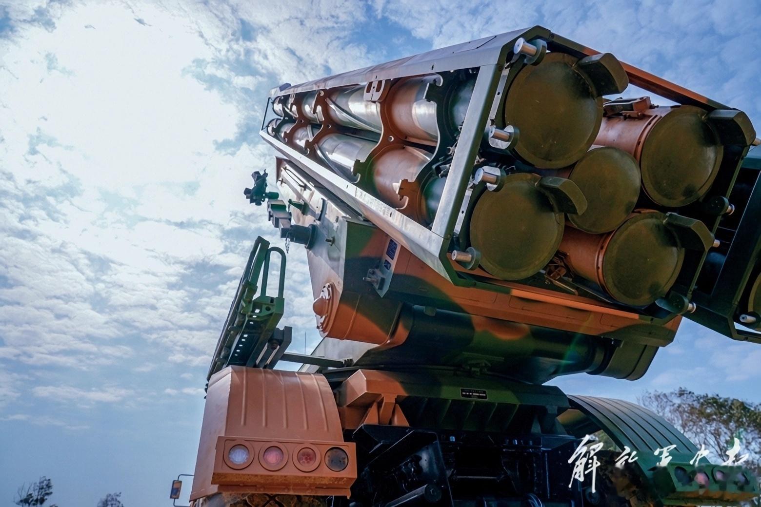 这张图就很明显了，PHL-191箱式远火配备300毫米火箭弹模块时，中间那个筒子