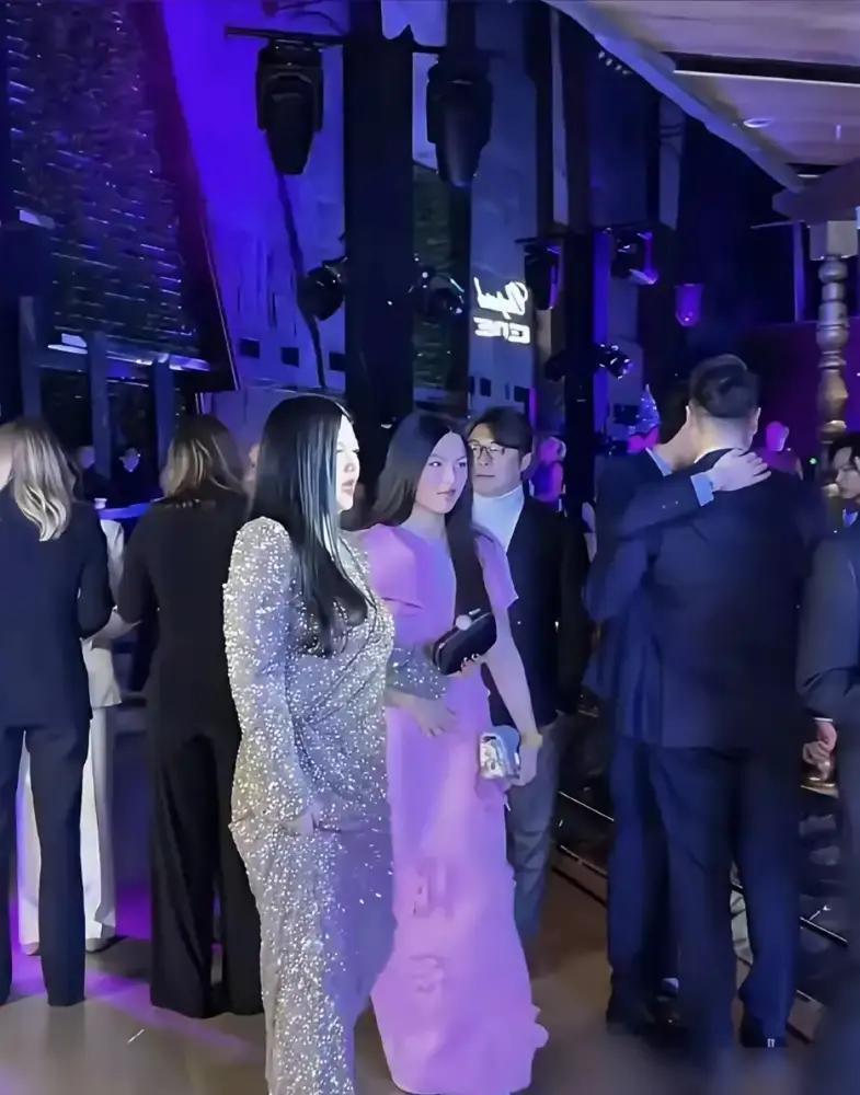 李湘那身亮片裙在哈尔滨晚宴上闪瞎了眼。但何超琼一个眼神就碾碎了这场精心策划的闪耀