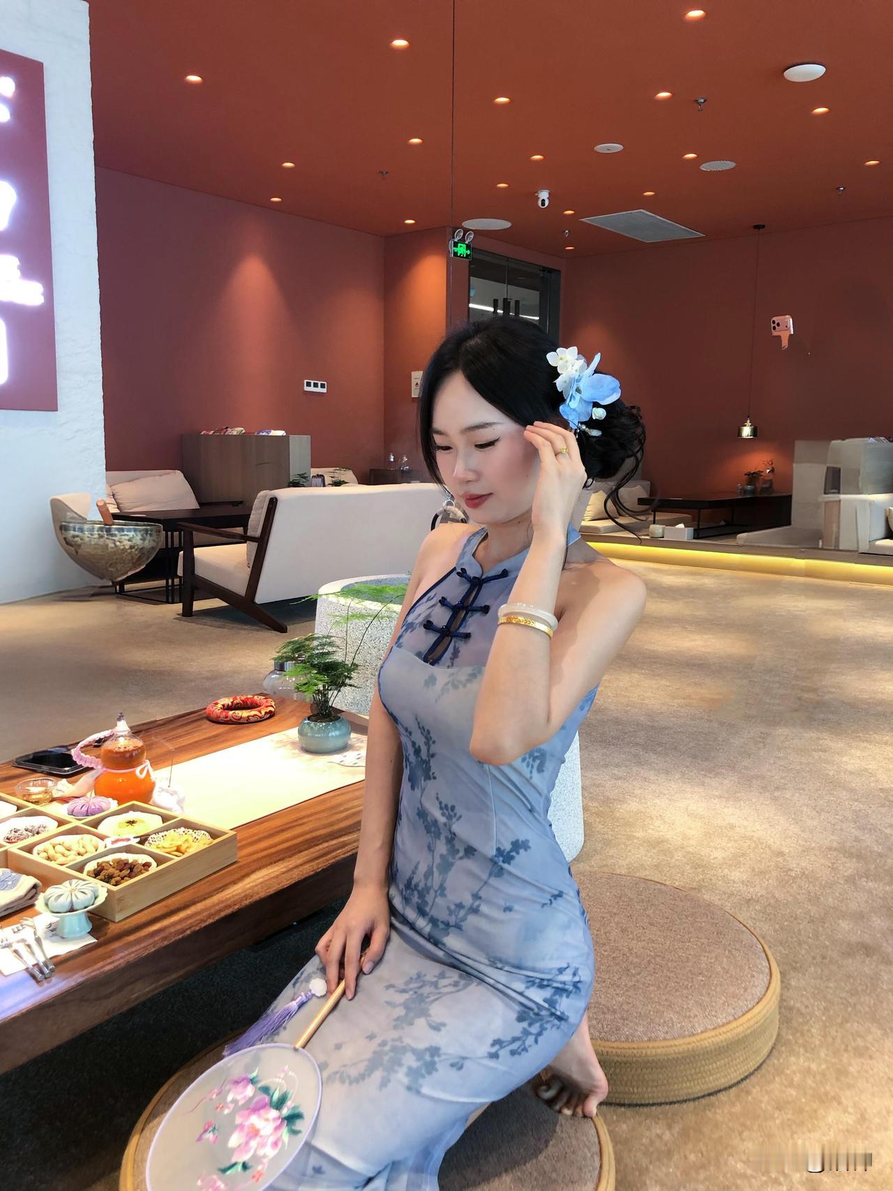 蓝调旗袍，
优雅起风。

有气质的女人给人什么感觉 为何微胖女孩越来越受欢迎? 