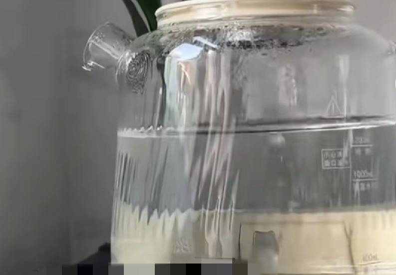 别再瞎劝多喝热水了！超65℃竟是2A类致癌物
 
咱从小听到大的“多喝热水”，居