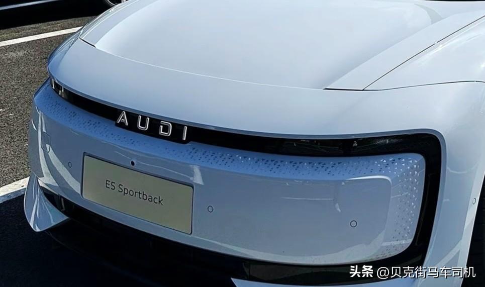 50元成本，让车价一下子贵10万，完美解决奥迪E5车主面子问题，堪称最具性价比的