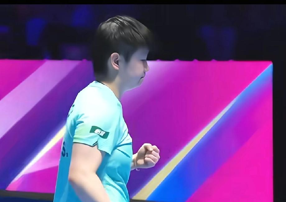 莎莎和小曼姐比赛时，领导和教练也来观赛了，无论对他俩谁，这都是一场硬仗！

刚看