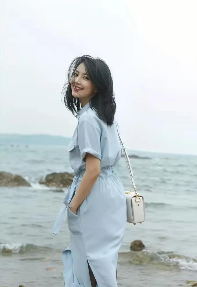 高圆圆这工装裙，是把“海边松弛感”焊在身上了吧！
 
谁懂啊？浅蓝工装裙+收腰绳