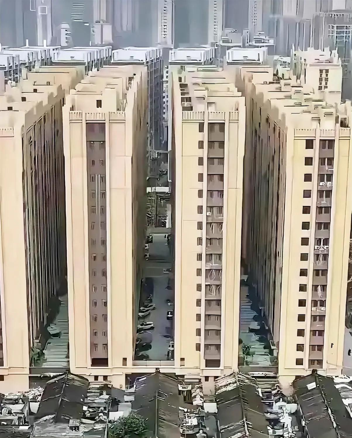 商品房建造如此“密不透风”，寸土寸金，只能说开发商想赚钱想疯了，但问题是这种设计