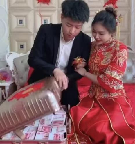 彩礼争议再起，彩礼或成为过去
 
当下，反对彩礼的社会呼声愈发强烈。这份曾被视作