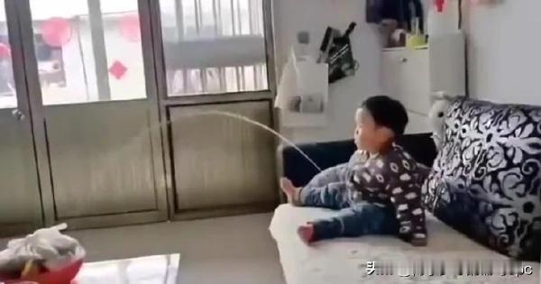 小家伙的功能部件虽然迷你，但功用专一，只管呲尿这一种工况，不用考虑液压充注提升物