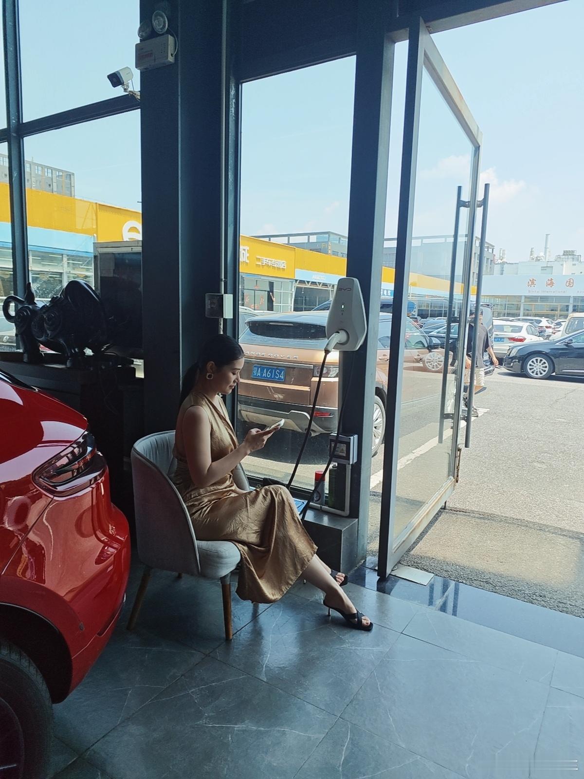 安排个美女销售上一天班 武汉·一诺汽车