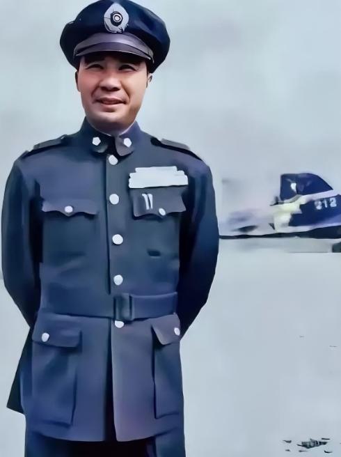 1941年，日军用毒气攻下高安城，74军军长王耀武看着满地的国军尸体悲痛欲绝，这