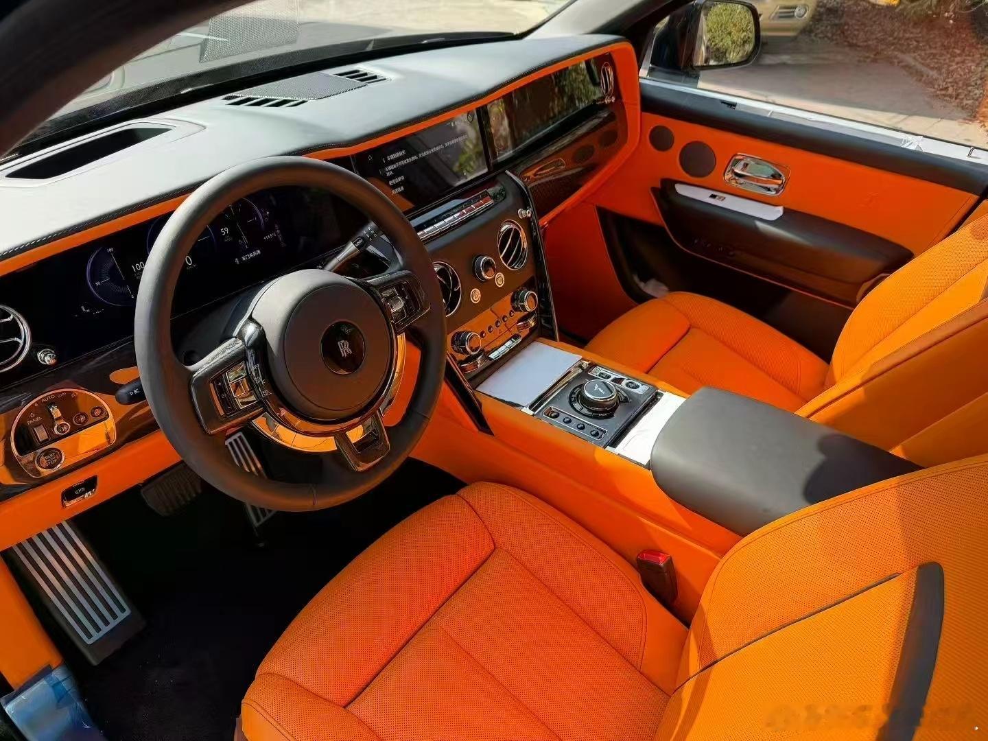 库里南BB版4座、最新款26款，高定版配置，特殊配色 