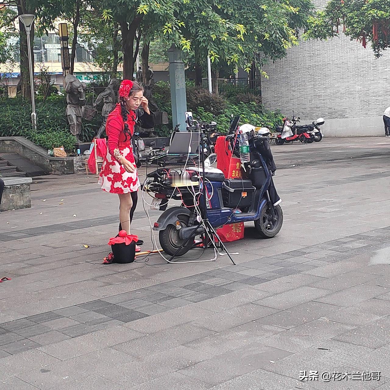 你敢相信吗？这个穿着半男半女的博主其实是个男的。为了吸引眼球，打扮的不男不女的角