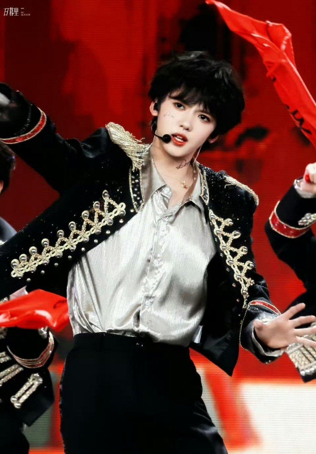 张奕然橙海一场见面会上的“橙海”，让我们看到了粉丝与偶像之间双向奔赴的情感联结。