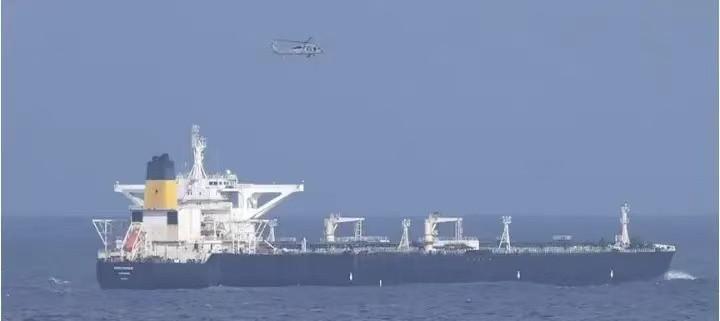 一艘油轮被追十天，刷个国旗就管用？美军这次真停手了。
这事发生在12月21号。美