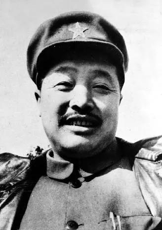1954年，贺老总进京担任副总理。第一次参加会议时，他发现自己杯子里是白开水，而
