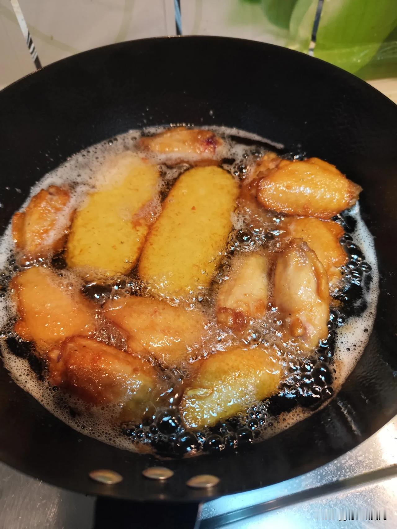 昨天中餐，炸鸡翅，薯饼！
把冰箱里面小吃再消耗一点，吃完饭娃归校，
炖的排骨山药