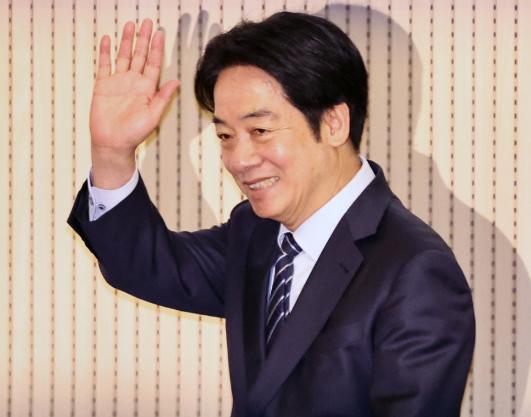 赖清德“窜访”失败，连门都没能出去，3国对台专机关闭空域，民进党爆发“内讧”！