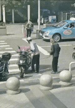 快递小哥终究还是手下留情了。为了生活，大家本就举步维艰，碰上这样蛮不讲理的人，实