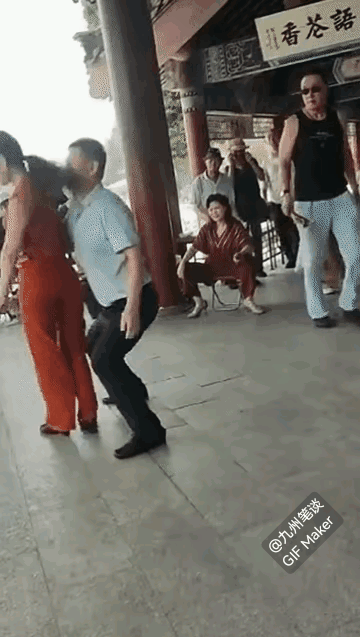 大爷今天不在状态，突然就站不住了，向前摔倒，还好一起跳舞的舞伴们及时出手相助！