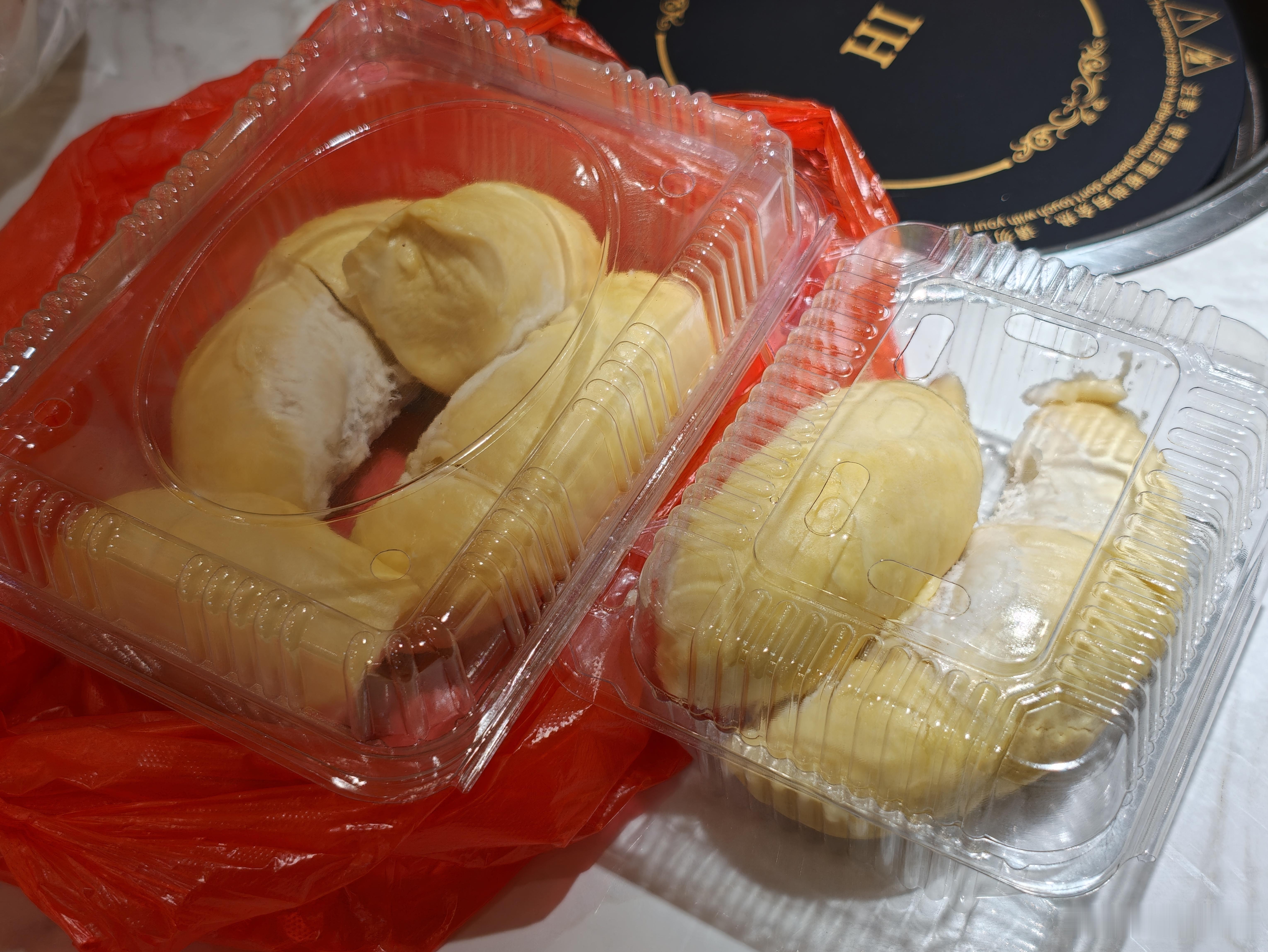 太开心了，100块钱买了个榴莲，结果开出了5房超饱满的肉肉，简直报恩榴莲啊，哈哈