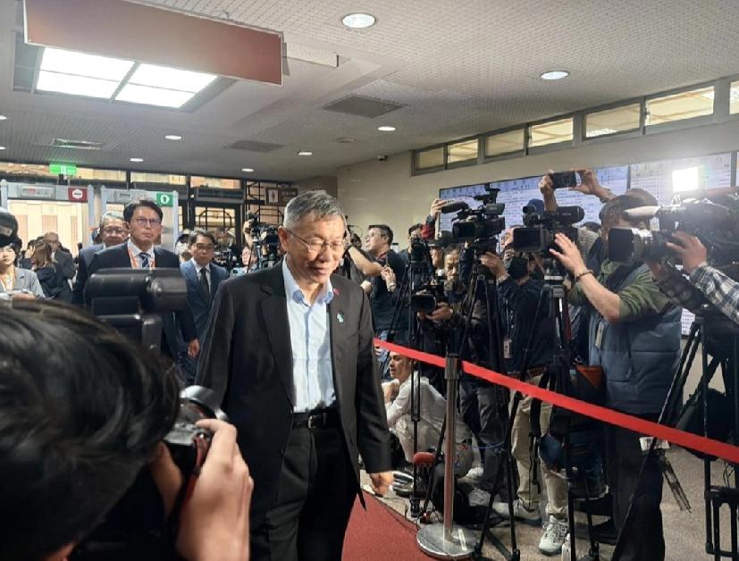 台湾民众党创党主席柯文哲涉及京华城案、政治献金案，前年（2024年）12月遭检方