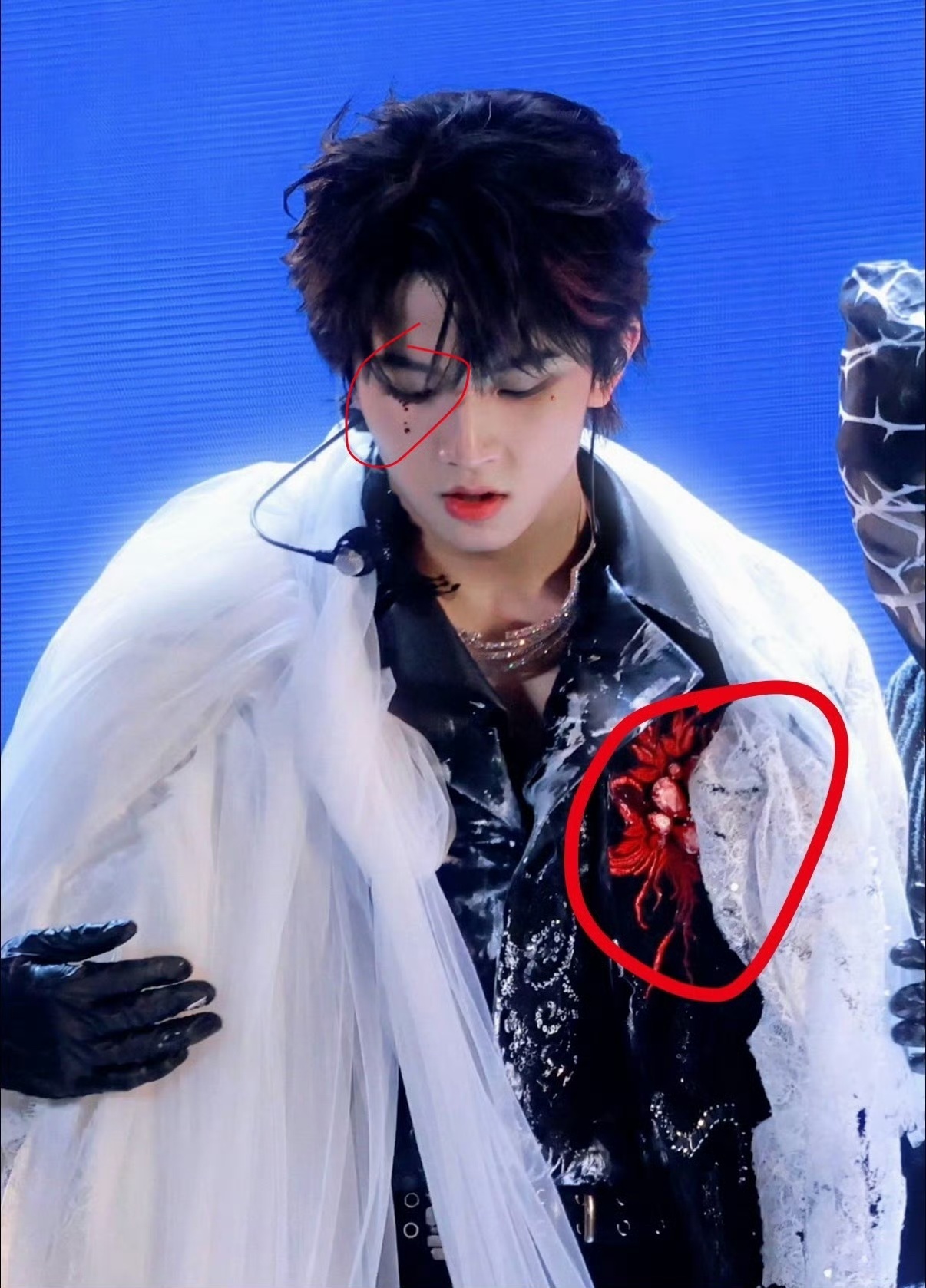 王橹杰的咴 穆祉丞天魔造型 王橹杰的咴这个眼睛和胸前的花...我又天魔了！！谁能