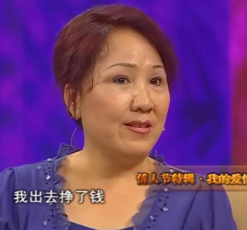 1972年，泥瓦匠张复生娶了城里的女知青，晚上睡觉他发现妻子的腰变粗了。他以为妻