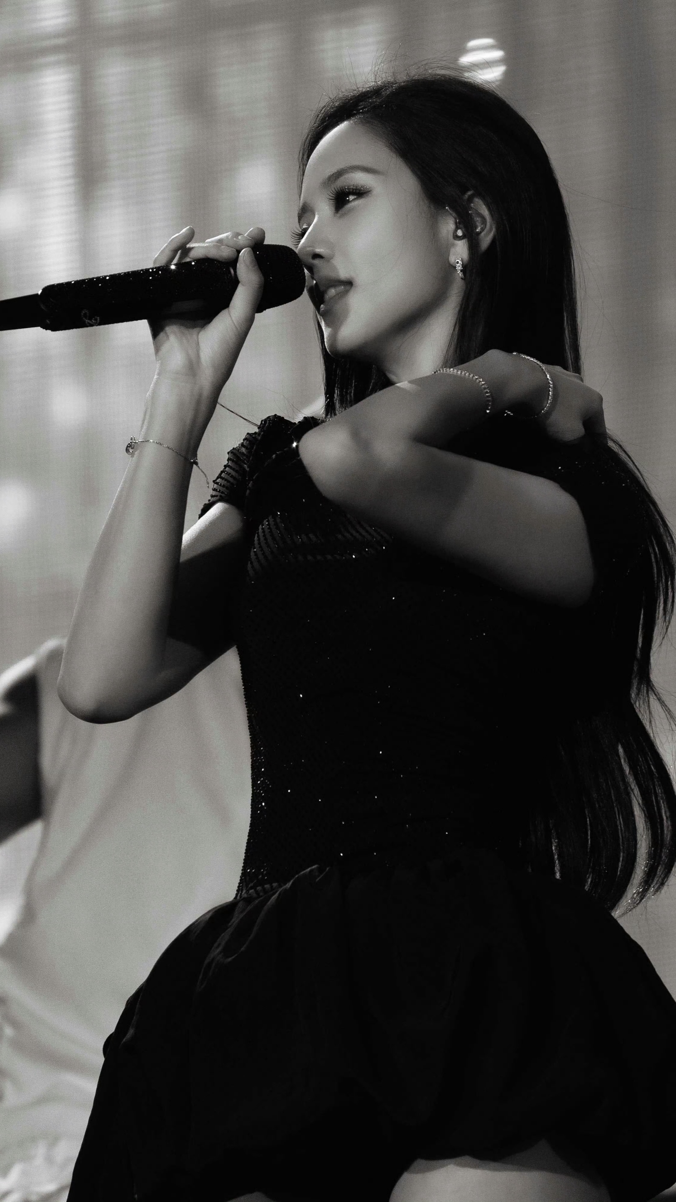 这完美的骨相 这鼻梁骨金智秀