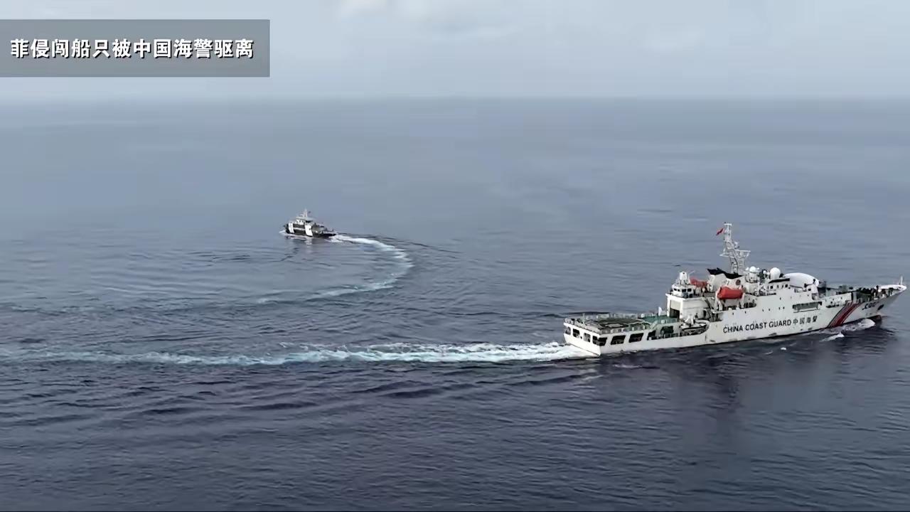 这个画面最能看出菲律宾船只落荒而逃的样子和原因。他们故意跑到我们黄岩岛来惹事，想