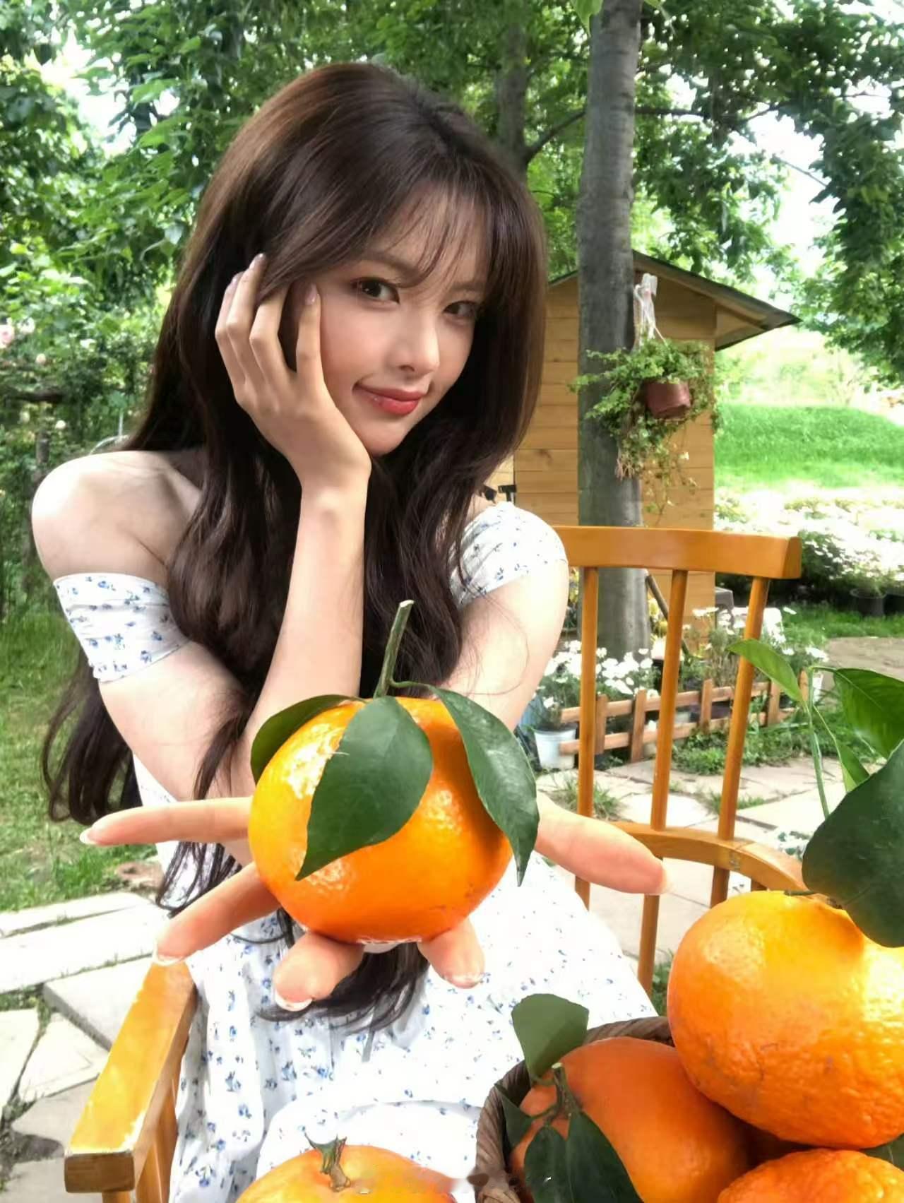杨超越在上海录节目连吃带拿杨超越在上海吃美了 有人觉得节目组很贴心，有人说送消食