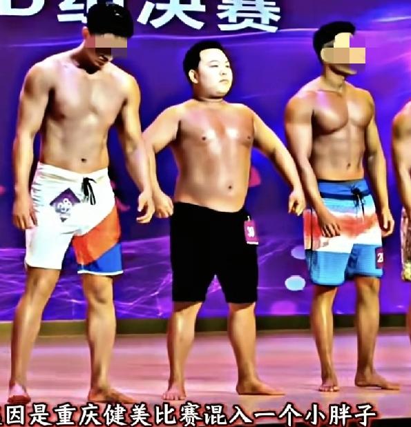 重庆永川举办大学生健美比赛，众多硬汉中，39号重量级选手引来全场关注，网友说他的