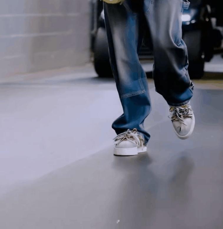 库里今天对阵独行侠的上脚球鞋致敬基德和欧文金州勇士